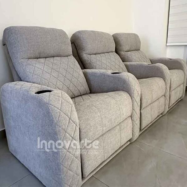 Sala de estar con sofá reclinable gris y portavasos en cada brazo