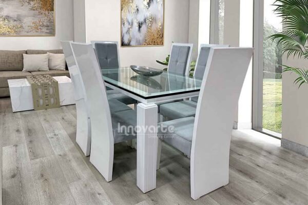 Comedor Lexus contemporáneo con mesa de vidrio y base blanca, acompañado de seis asientos tapizados en tela gris en un hogar elegante y acogedor