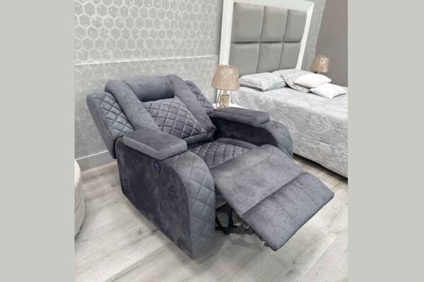 Silla reclinable electrica, accionamiento sin esfuerzo, apoyo lumbar, brazos acolchados, tela antifluido color gris