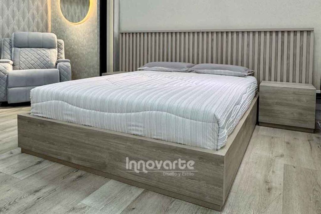Alcoba con cama moderna alistonada en madera y nocheros de 2 gabetas