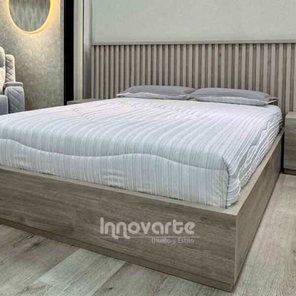 Alcoba con cama moderna alistonada en madera y nocheros de 2 gabetas