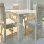 Comedor Lisboa de 4 puestos con acabado en mármol, diseño elegante y moderno con sillas tapizadas en tela de alta calidad. Perfecto para espacios sofisticados y acogedores