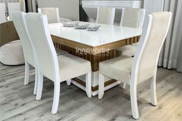 Comedor Italia de 6 puestos elaborado en madera maciza, con mesa rectangular y acabado en poliuretano marmolizado blanco y dorado. La base presenta detalles decorativos en dorado, acompañado por seis asientos de comedor tapizados en tono beige claro.
