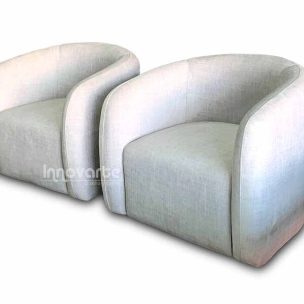 juego de Sillas decorativas modernas estilo nórdico color gris claro con respaldo curvo, ubicada en un espacio elegante de showroom.