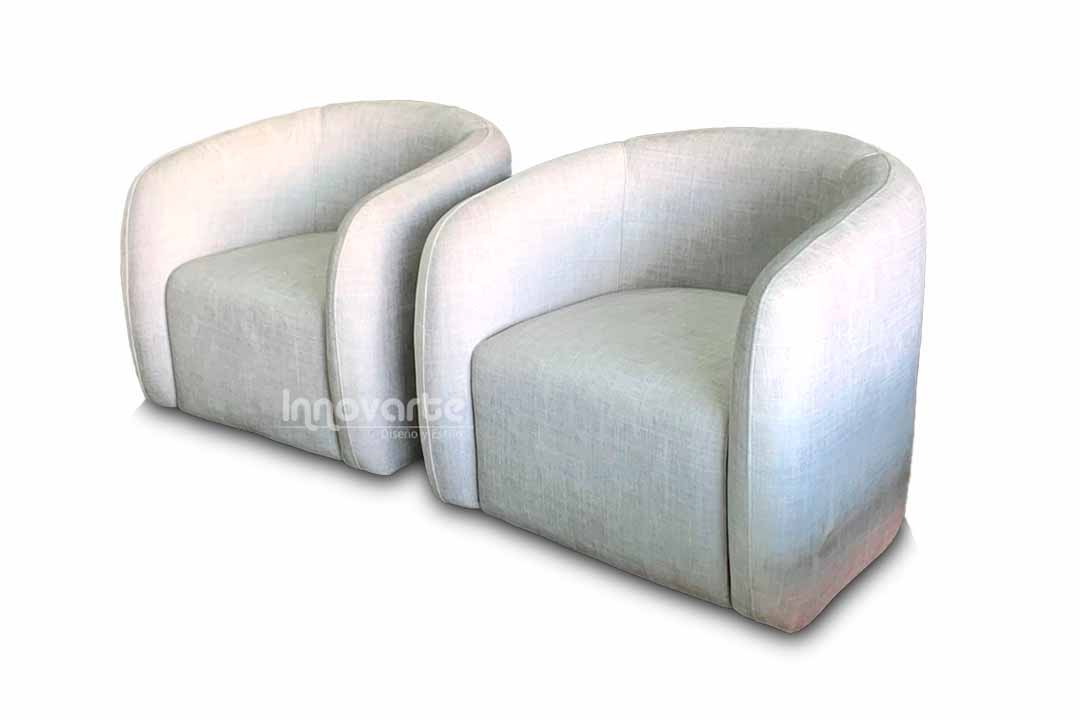 juego de Sillas decorativas modernas estilo nórdico color gris claro con respaldo curvo, ubicada en un espacio elegante de showroom.