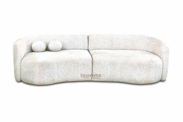 Sofá nórdico curvo en tela bouclé color marfil con diseño minimalista, modelo Hug New de Innovarte.