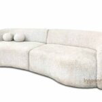 Sofá nórdico curvo en tela bouclé color marfil con diseño minimalista, modelo Hug New de Innovarte