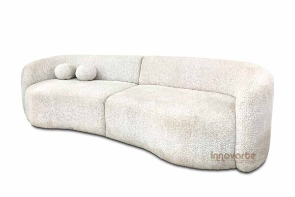 Sofá nórdico curvo en tela bouclé color marfil con diseño minimalista, modelo Hug New de Innovarte