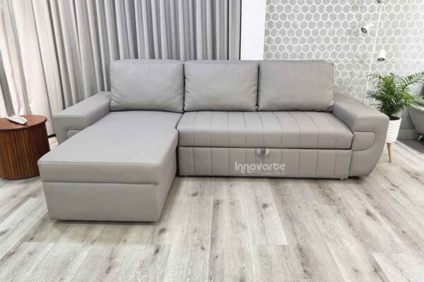 Sofá cama gris moderno modelo Cairo de Innovarte con chaise longue y diseño elegante para salas pequeñas.