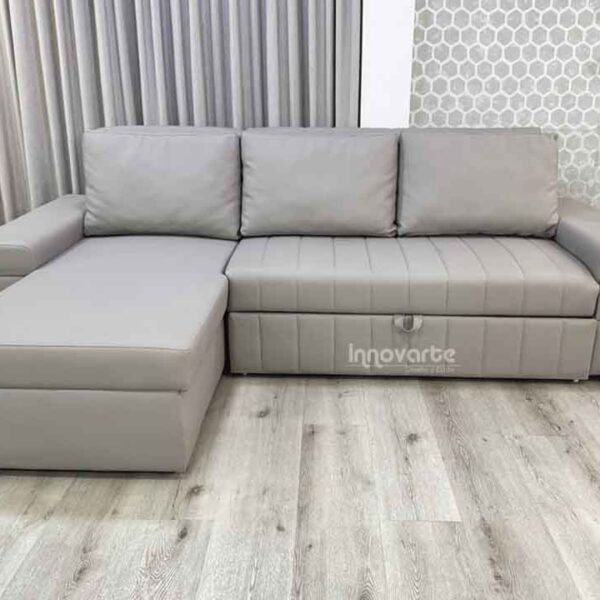 Sofá cama gris moderno modelo Cairo de Innovarte con chaise longue y diseño elegante para salas pequeñas.
