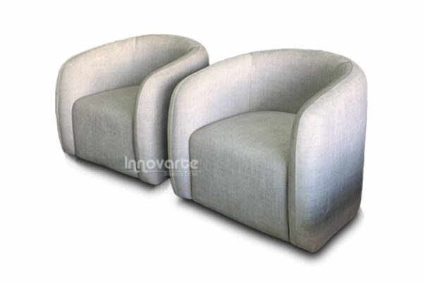juego de Sillas decorativas modernas estilo nórdico color gris claro con respaldo curvo, ubicada en un espacio elegante de showroom.