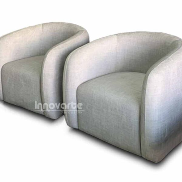 juego de Sillas decorativas modernas estilo nórdico color gris claro con respaldo curvo, ubicada en un espacio elegante de showroom.