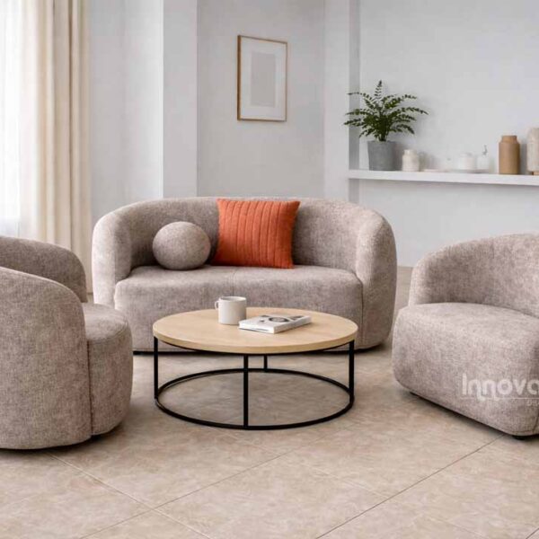 Sala Nidan moderna con sofá y dos sillas curvas tapizadas en tela tipo velvet color beige, ideal para espacios elegantes y contemporáneos.