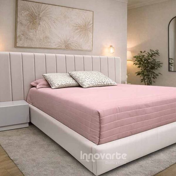 Alcoba tapizada Anahí de 1.40 m con dos mesas de noche en poliuretano de una sola gaveta, ideal para habitaciones modernas y elegantes