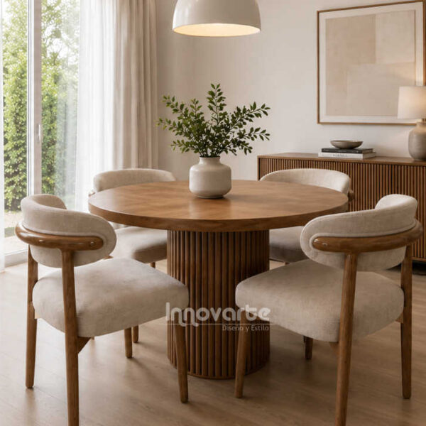 Comedor Madrid redondo de 4 puestos elaborado en madera maciza flor morado con acabado natural, mesa redonda estilo nórdico y sillas tapizadas en tela tipo velvet color beige.
