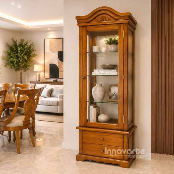 Vitrina clásica mediana elaborada en cedro macizo con talla artesanal, puertas de vidrio, entrepaños de cristal y cajones inferiores, ideal para sala o comedor de estilo clásico.