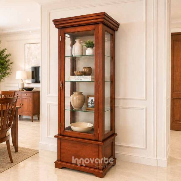 Vitrina clásica mediana elaborada en cedro macizo con una puerta de vidrio, entrepaños de cristal y compartimiento inferior para almacenamiento, ideal para exhibir vajillas, cristalería y objetos decorativos en salas y comedores elegantes.